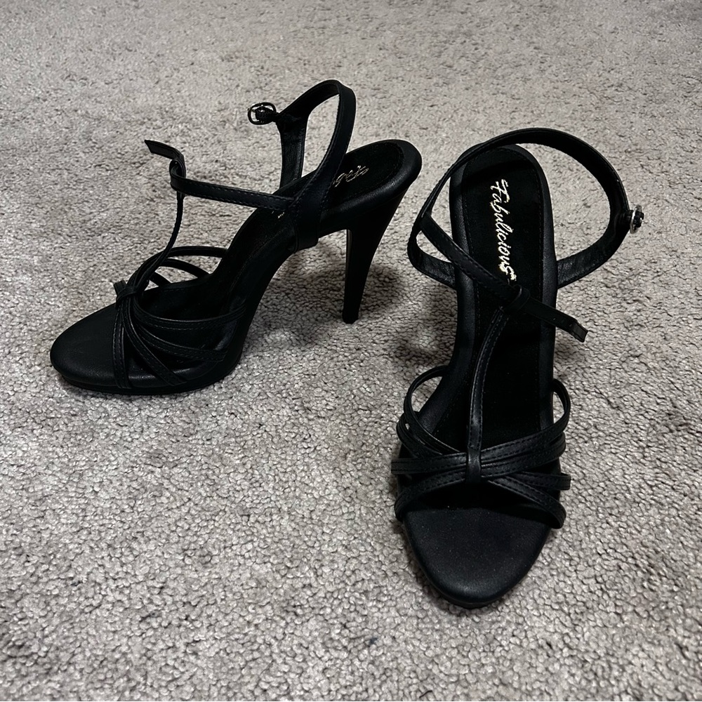 (SOLD) Pleaser Fabulicious Flair-420 T-strap Sandals